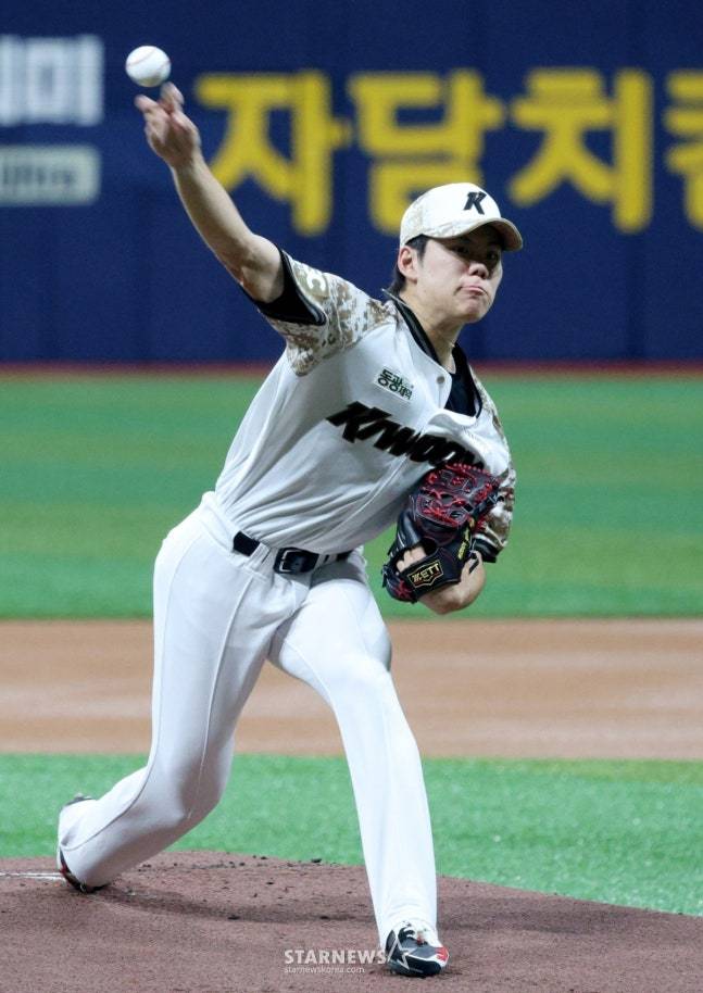 선발 등판해 투구하는 키움 김윤하. /사진=김진경 대기자