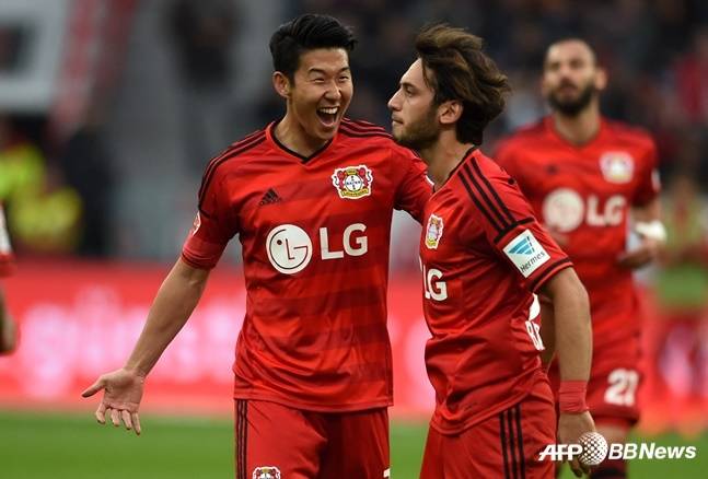 손흥민(가운데)의 레버쿠젠 시절 경기 모습. /AFPBBNews=뉴스1