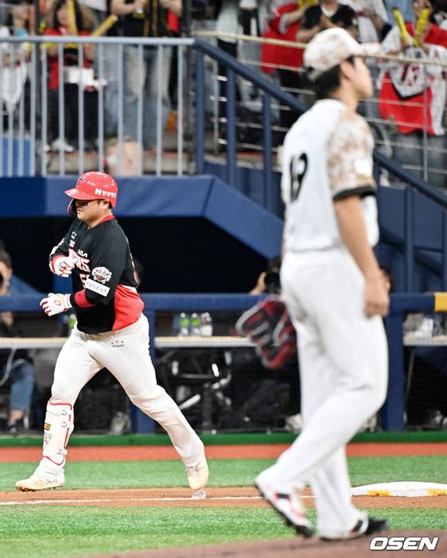 4회 역전 솔로포를 날리고 베이스를 도는 한준수(왼쪽)와 아쉬워하는 김윤하.