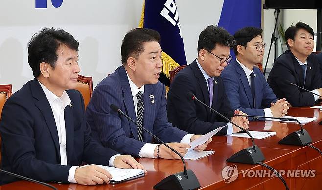 원내대책회의에서 발언하는 김병기 당 대표 직무대행 겸 원내대표 (서울=연합뉴스) 김주형 기자 = 더불어민주당 김병기 당 대표 직무대행 겸 원내대표(왼쪽 두번째)가 24일 국회에서 열린 원내대책회의에서 발언하고 있다. 2025.6.24 kjhpress@yna.co.kr