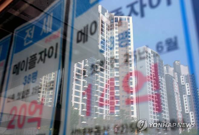 '점점 더 어려워지는 내 집 마련의 꿈', 서울 전세가율 8년여 만에 최저 기록 (서울=연합뉴스) 김도훈 기자 = 최근 급격한 서울 집값 상승으로 서울 평균 전세가율(매매가격 대비 전세가격비율)은 8년여 만에 최저치를 기록한 가운데 23일 서울 시내의 한 부동산에 붙은 전세 매물 안내문에 인근 아파트 모습이 비치고 있다.
이날 부동산R114가 서울 25개 자치구 아파트 157만가구(임대 제외)의 평균 가격을 표본 삼아 분석한 결과에 따르면 지난달 서울 평균 전세가율은 45.2%로 2017년 1월 이래 최저치를 기록했다.
특히 강남 3구(서초37.1%, 송파 38.4%, 강남 39.1%)는 30%대를 기록한 것으로 나타났다. 2025.6.23 superdoo82@yna.co.kr