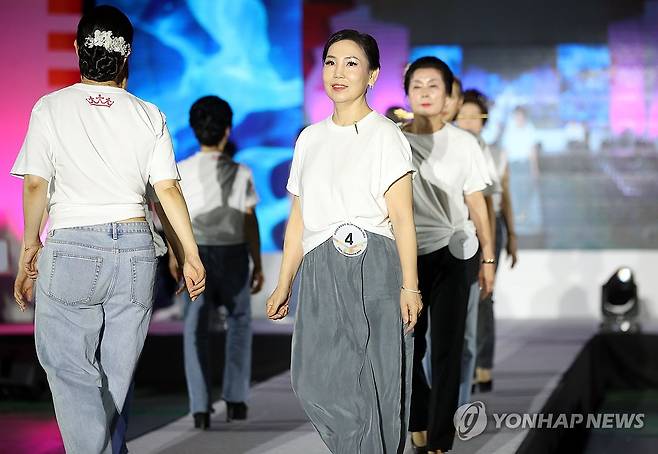 '첫 런웨이' (구미=연합뉴스) 김현태 기자 = 24일 오후 경북 구미시 복합스포츠센터에서 열린 '2025 전국 미즈·시니어 모델대회 in 구미'에서 모델지원자들이 런웨이를 걷고 있다. 이날 본선 무대에는 전국 45세 이상 남녀 지원자 중 서류심사를 통과한 50여 명이 올랐다. 2025.6.24 mtkht@yna.co.kr