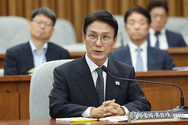 답변하는 김민석 총리 후보자 (서울=연합뉴스) 김주성 기자 = 김민석 국무총리 후보자가 24일 서울 여의도 국회에서 열린 인사청문회에서 의원질의에 답변하고 있다. 2025.6.24 utzza@yna.co.kr