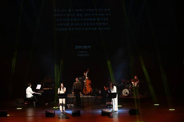 진주난봉가를 부르며 한 무대에 선 김영미 보컬(왼쪽)과 남예지 보컬. /김구연 기자