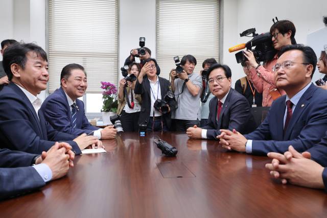 더불어민주당 김병기 당대표 직무대행 겸 원내대표와 국민의힘 송언석 원내대표가 18일 추경안 관련 상의를 위해 국회 민주당 원내대표실에서 만나 대화를 나누고 있다. 연합뉴스