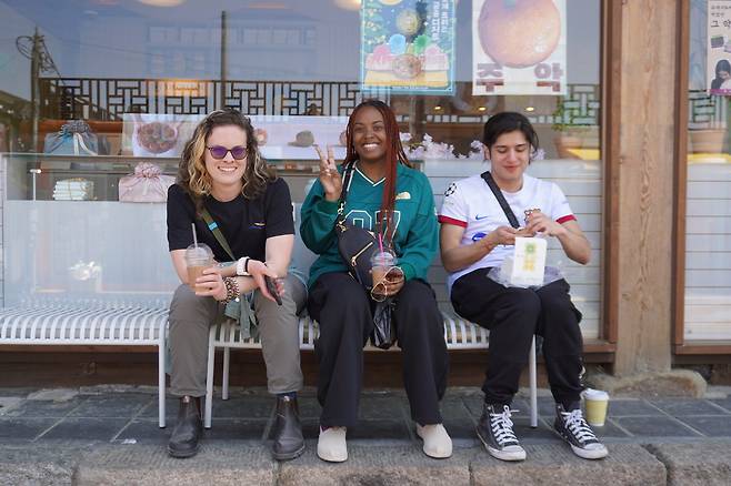 긴 머리카락, 선글래스, 검은 피부에 환한 웃음의 외국인은 단순한 관광의 한국을 보는 것이 아니라 낯선 나라를 이해하려 마음을 연다.