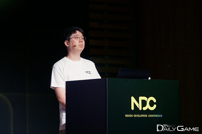 '메이플스토리 월드 이미지생성 AI R&D, 내 딸을 메이플 캐릭터로?'를 강연한 넥슨 최가운 개발자.