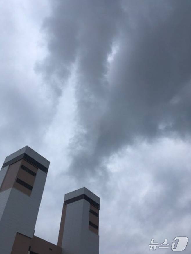 충북 충주시가 탄소중립 그린도시를 조성한다며 LNG발전소 유치를 추진해 논란이다. 사진은 여주 LNG발전소 시험 가동 모습.(독자 제공. 재판매 및 DB금지)/뉴스1