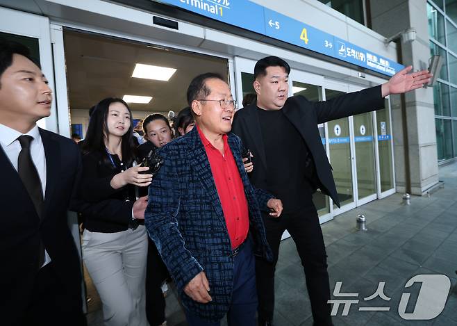 국민의힘 대선 경선에서 탈락한 뒤 정계 은퇴를 선언하고 하와이로 떠났던 홍준표 전 대구시장이 17일 인천국제공항을 통해 귀국하고 있다. 2025.6.17/뉴스1 ⓒ News1 권현진 기자