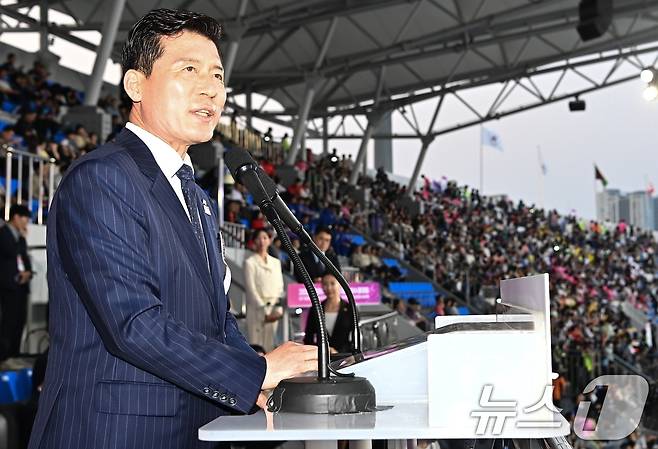 27일 열린 아시아육상경기선수권대회 개막식에서 구자근 국민의힘 의원이 축사를 하고 있다. 43개국, 선수단 1193 명, 국제연맹 임원, 심판, 언론인 등 2000여 명이 참가해 역사상 최다 인원과 국가가 참가하는 이번 대회는 오는 31일까지 닷새간 열린다. 2025.5.27/뉴스1 ⓒ News1 정우용 기자