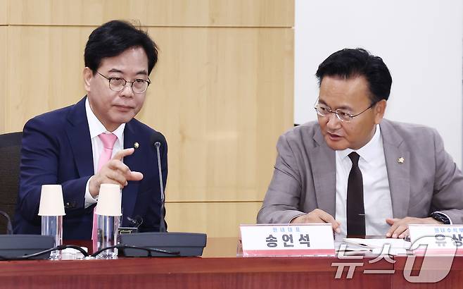 국민의힘 송언석 원내대표와 유상범 원내수석부대표가 25일 오전 서울 여의도 국회 의원회관에서 열린 '검수완박 시즌2 : 국가수사위원회가 통제하는 수사체계의 문제점'에서 대화하고 있다. 2025.6.25/뉴스1 ⓒ News1 김민지 기자