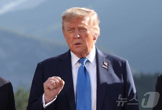 16일 캐나다 앨버타주 캐내내스키스에서 열린 G7 정상회의 중 도널드 트럼프 미국 대통령이 단체 사진 촬영에 임하며 자세를 취하고 있다. 2025.6.16 ⓒ 로이터=뉴스1 ⓒ News1 강민경 기자