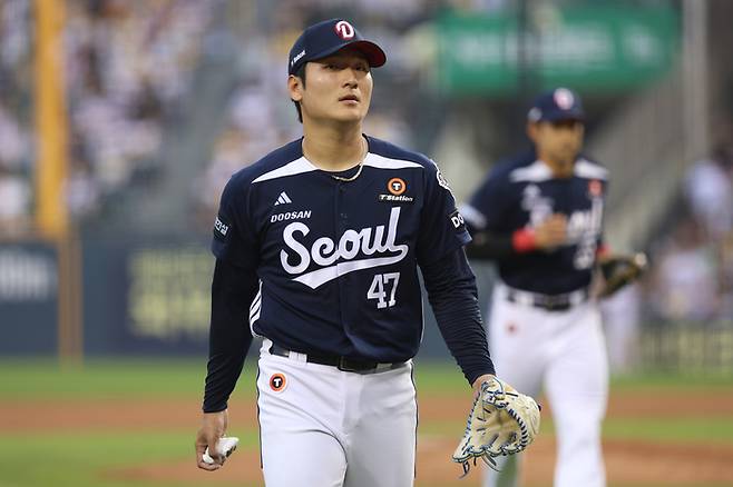 두산 곽빈이 21일 서울 잠실구장에서 열린 2025 KBO리그 정규시즌 LG전서 이닝을 마치고 마운드를 내려오고 있다. 사진 | 두산 베어스