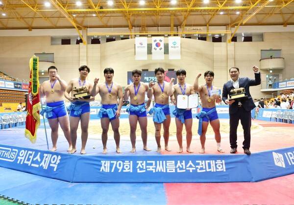 25일 충북 제천시 제천체육관에서 열린 '제79회 전국씨름선수권대회' 고등부 단체전 우승을 차지한 마산용마고등학교선수들과 정진환 감독(오른쪽 첫번째). 사진┃대한씨름협회