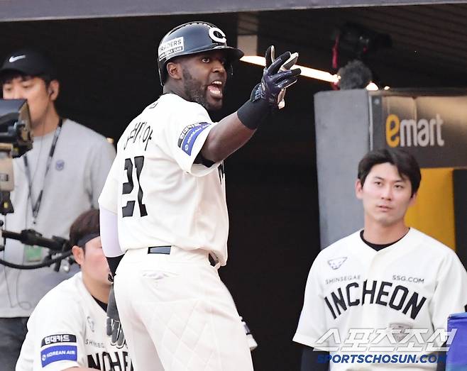 결국 퇴장 당하고 있는 SSG 에레디아.