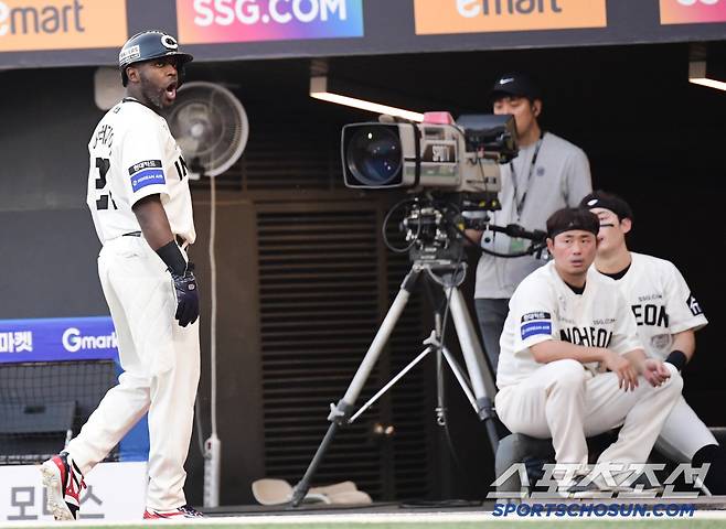 22일 인천 SSG랜더스필드에서 열린 SSG와 KIA의 경기. 7회말 퇴장 당하고 있는 SSG 에레디아. 인천=송정헌 기자songs@sportschosun.com/2025.06.22/