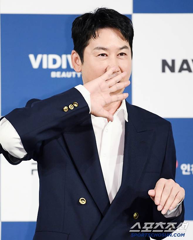 제4회 청룡시리즈어워즈 핸드프린팅 행사가 25일 서울 여의도 CGV에서 열렸다. 신동엽이 포즈 취하고 있다. 정재근 기자 cjg@sportschosun.com/2025.6.25/