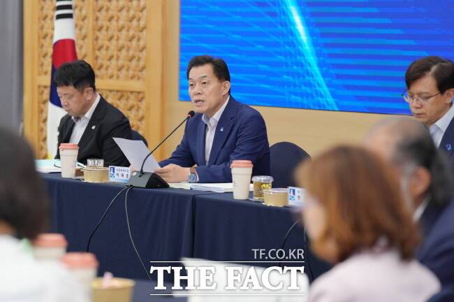 이재준 수원시장이 지난 24일 시청에서 열린 '국정과제 대응 TF' 회의에서 발언하고 있다. /수원시