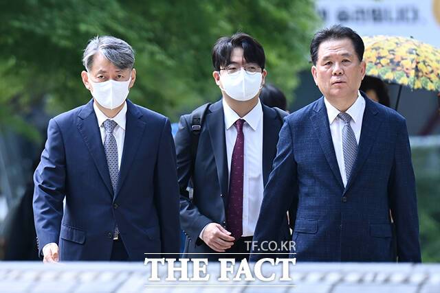 '12·3 비상계엄' 당시 국방부 조사본부가 수도권 내 미결수용자 이감을 요구했다는 군 간부의 법정 증언이 나왔다. '12·3 비상계엄' 사태 관련 내란중요임무종사 등 혐의로 기소된 조지호 경찰청장(왼쪽 첫번째)이 18일 오전 서울 서초구 서울중앙지방법원에서 열린 공판에 출석하고 있다. /장윤석 기자