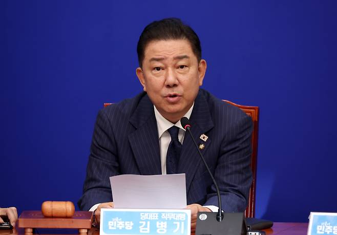 김병기 더불어민주당 대표 직무대행 겸 원내대표가 23일 서울 여의도 국회에서 열린 최고위원회의에서 발언하고 있다./뉴시스