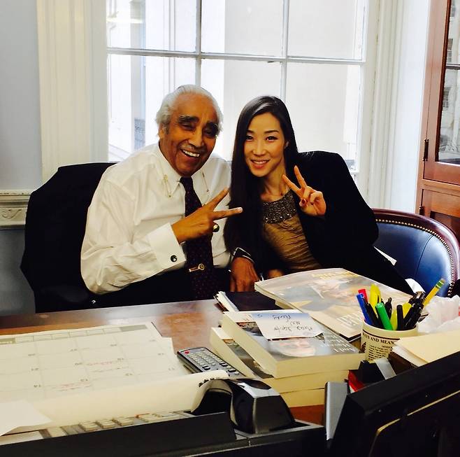 한나 김(오른쪽) 전 보건복지부 부차관보와 고 찰스 랭걸 의원. /한나 김 전 부차관보 제공