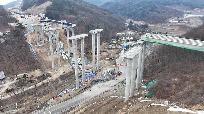 지난 2월 경기 안성시 서운면 산평리 서울-세종고속도로 9공구 교량 상판 붕괴 사고현장에서 유관기관 관계자들이 합동감식을 하고 있다. /뉴스1