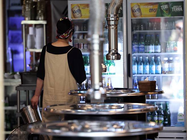 높아지는 물가와 인건비 부담으로 소상공인의 어려움이 깊어지고 있는 가운데 서울 중구 명동거리의 한 식당에서 점포 관계자가 영업준비를 하고 있다. /뉴스1