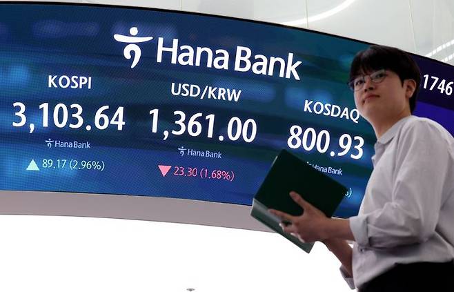 24일 서울 중구 하나은행 딜링룸에서 딜러들이 업무를 보고 있다. ⓒ뉴시스