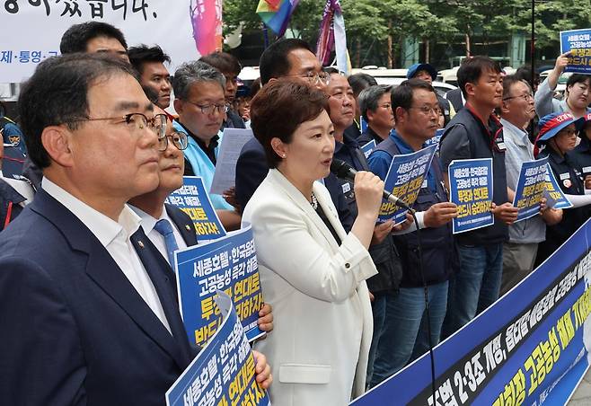 이언주 더불어민주당 의원이 19일 오후 서울 중구 한화빌딩 앞에서 열린 거통고 조선하청지회 김형수 지회장 고공농성 해제 기자회견에서 발언하고 있다. 2025.06.19. 뉴시스