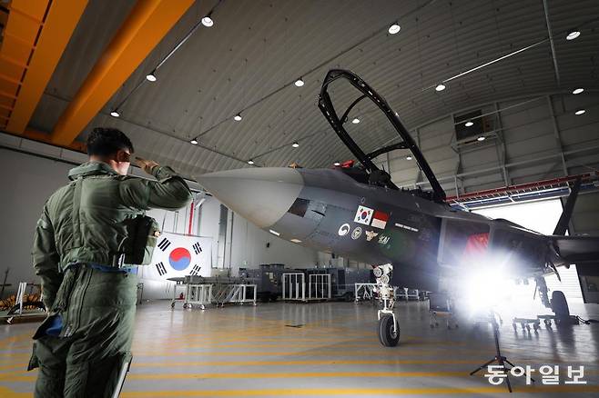 20일 경남 사천 한국항공우주산업(KAI) 제2 격납고에서 박지원 KAI 고정익개발본부 시험비행 조종사가 국산 초음속 전투기 ‘KF-21 보라매’의 마지막 시제기 6호기에 무사 비행을 기원하며 경례하고 있다. 지난 1950년 외국으로부터 공여받은 극소수의 노후 항공기를 운용하던 대한민국은 75년이 지난 지금 KF-21을 개발하며 초음속 전투기 개발국 대열에 이름을 올릴 정도로 성장했다. 대한민국 영공을 책임질 최신예 전투기를 우리 스스로 개발하기까지 십수 년의 고난과 역경이 있었지만, KF-21은 그 어려움을 딛고 2026년 실전배치를 앞두고 있다. 사천=박형기 기자 oneshot@donga.com
