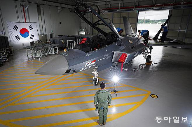 20일 경남 사천 한국항공우주산업(KAI) 제2 격납고에서 박지원 KAI 고정익개발본부 시험비행 조종사가 시제 6호기 정비 과정을 지켜보고 있다. 사천=박형기 기자 oneshot@donga.com