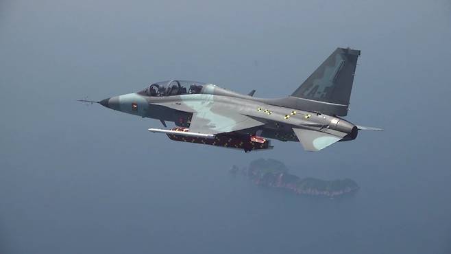 장거리공대지유도탄 시험탄 탑재한 FA-50. 방위사업청 제공 방위사업청이 23일 경남 사천 공군 제3훈련 전투비행단에서 최초 국내 개발 중인 장거리공대지유도탄의 안전분리 비행시험을 성공적으로 수행했다고 밝혔다. 사진은 시험용 항공기인 FA-50 시제기에 탑재된 시험용 분리탄. 방위사업청 제공