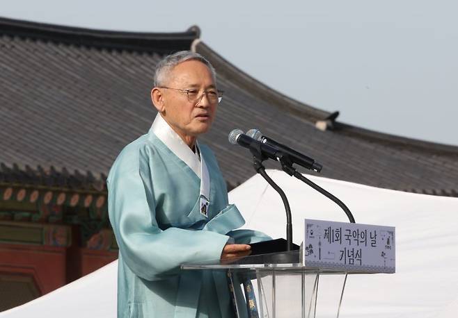 유인촌 문화체육관광부 장관이 제1회 국악의날을 맞은 지난 5일 오후 서울 종로구 경복궁 흥례문에서 열린 기념식에서 기념사를 하고 있다. 뉴시스