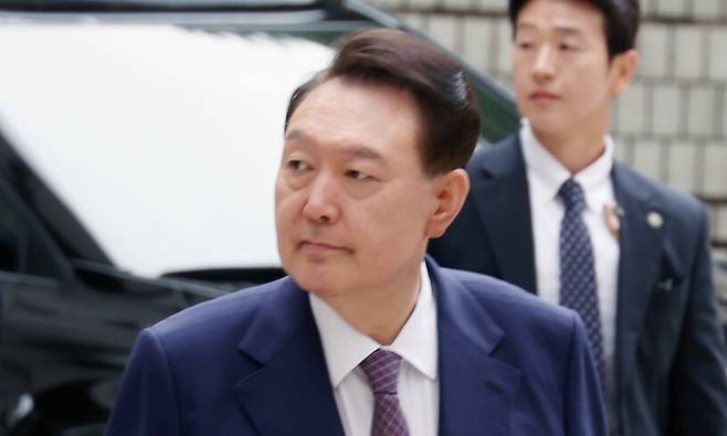 윤석열 전 대통령이 16일 서울 서초구 서울중앙지방법원에서 열린 내란 우두머리 혐의, 직권남용 권리행사 방해 혐의 사건 7차 공판에 출석하고 있다. 사진공동취재단