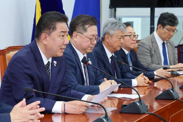 김병기 더불어민주당 대표 직무대행 겸 원내대표가 25일 오후 서울 여의도 국회에서 경제6단체 상근부회장단을 면담, 모두 발언을 하고 있다. 뉴스1