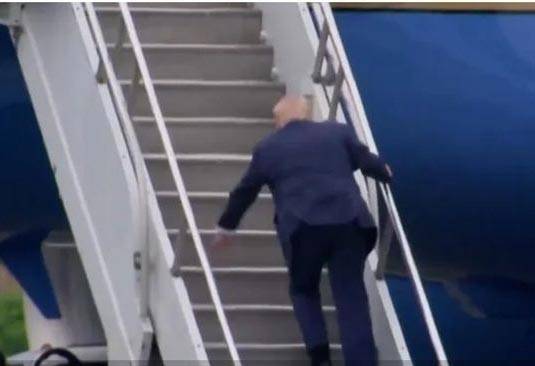 도널드 트럼프 미국 대통령이 지난 8일 뉴저지주 모리스타운에서 에어포스원에 오르다 휘청거리며 앞으로 고개를 숙이고 있다./사진=USA투데이 캡처