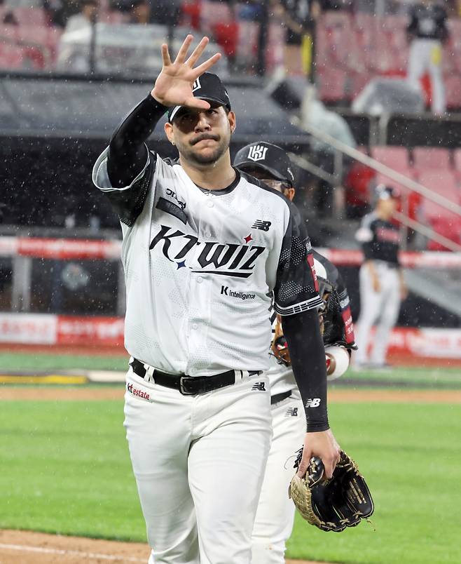 24일 오후 수원 KT위즈파크에서 열린 2025 프로야구 LG와 KT 경기. KT 선발 헤이수스가 6회 LG 공격을 무실점으로 막고 들어오며 팬들의 환호에 인사하고 있다. 수원=정시종 기자 capa@edaily.co.kr /2025.06.24.