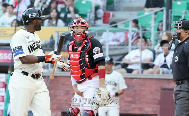 22일 오후 인천 SSG 랜더스필드에서 열린 2025 프로야구 KIA 와 SSG경기. 7회 SSG 에레디아가 함지웅 구심으로부터 피치클락 위반을 선언당하자 심판에게 얘기 하고있다. 인천=정시종 기자 capa@edaily.co.kr