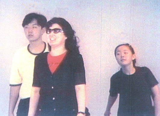 김정은 북한 국무위원장의 생모 고용희(가운데)가 어린 김정철과 김여정과 함께 있다. 사진 문예춘추 제공