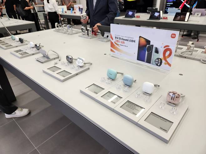 오는 28일 정식 오픈하는 샤오미코리아 매장 내부에 각종 샤오미 제품이 진열돼 있다. 사진=김대영 기자