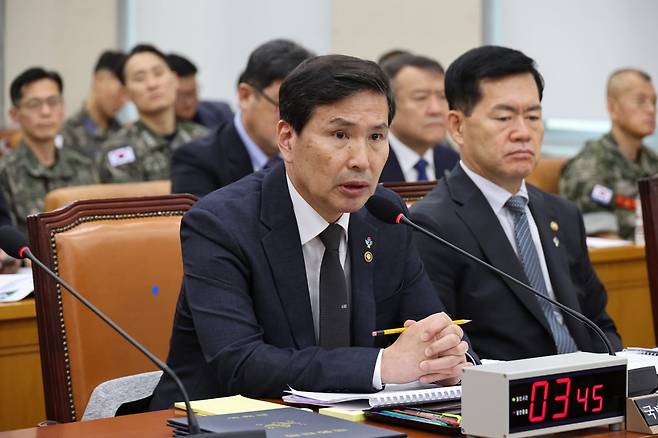 김선호 국방부 장관 직무대행이 25일 국회에서 열린 국방위원회 전체회의에서 의원 질의에 답변하고 있다. /사진=연합뉴스