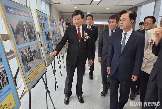 김태흠 충남지사가 25일 도청에서 열린 ‘6.25전쟁 제75주년 기념식’에 앞서 당시 전황을 담은 사진들을 불러보고 있다. 사진=홍석원 기자