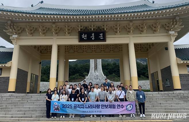 충남교육청은 25일 호국보훈의 달을 맞아 국립대전현충원을 방문해 천안함 46용사 묘역을 참배하고 주변 환경 정화 활동을 펼쳤다.
