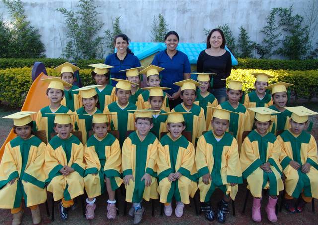 베다니 에스콜라 학생과 교사가 졸업식에서 기념촬영을 하는 모습. 이 선교사 제공