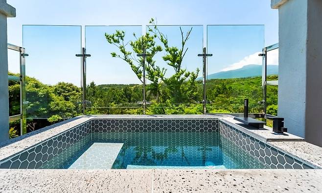 디럭스 빌라 뷰 터브 / 사진=기린빌라리조트