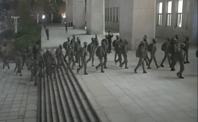 지난해 12월 3일 국회 본청으로 향하는 계엄군의 모습 (출처 : 국회 유튜브 채널)