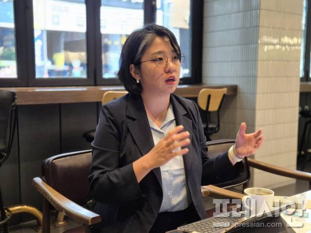 ▲24일 기본소득당 용혜인 대표가 전북특자도의회가 주최한 기본소득 도입과 관련 세미나에 참석 한 후 프레시안전북본부와 인터뷰하고 있다. ⓒ프레시안