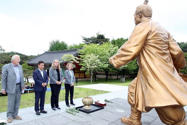 전북 정읍에서 지난달 10일 열린 제4회 세계혁명도시 연대회의 해외 주요 참가자들이 이학수(왼쪽 두 번째) 정읍시장과 함께 향토현 전적지를 찾아 전봉준 장군에 헌화하고 있다. 정읍시 제공