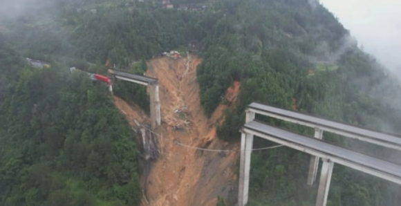 24일(현지시간) 오전 7시 40분쯤 중국 서남부 구이저우성(省)에 집중호우로 인한 산사태가 발생하면서 교량 일부가 붕괴한 모습. 구이저우일보