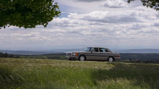 메르세데스-벤츠가 지난달 말 독일 임멘딩겐에서 개최한 '비하인드 더 휠 오브 에브리 S클래스(Behind the wheel of_every S-Class) 행사에서 2세대 S-클래스가 정차해있다. 사진제공=메르세데스-벤츠